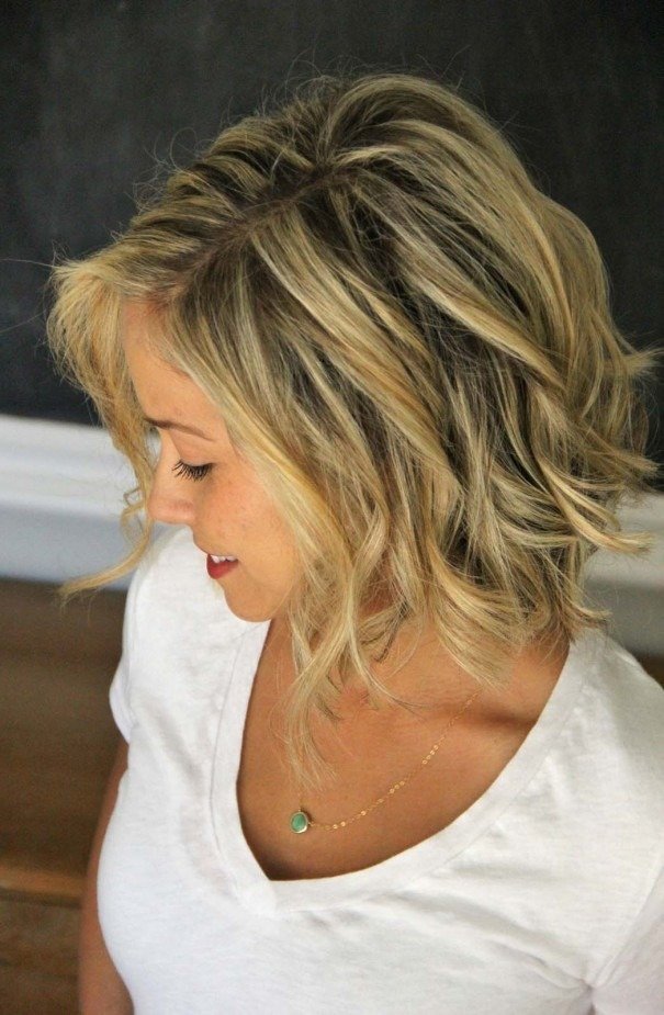 Beachy wavy bob hairstyle for thin hair