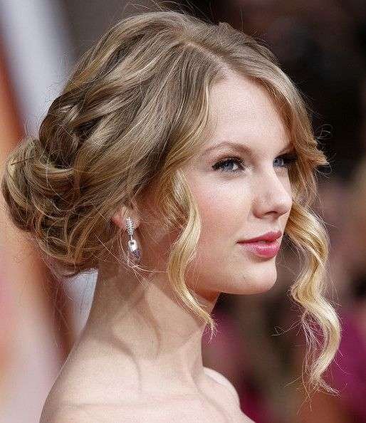 Taylor Swift’s Romantic Side Bun. Taylor Swift messy bun, side messy bun, romantic hairstyle, celebrity hair, Taylor Swift hairstyle