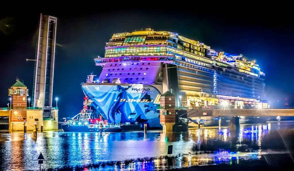 The Bliss is highly regarded for its onboard attractions like go-karting and laser tag. Reviewers love the Observation Lounge for its panoramic views and relaxing atmosphere.