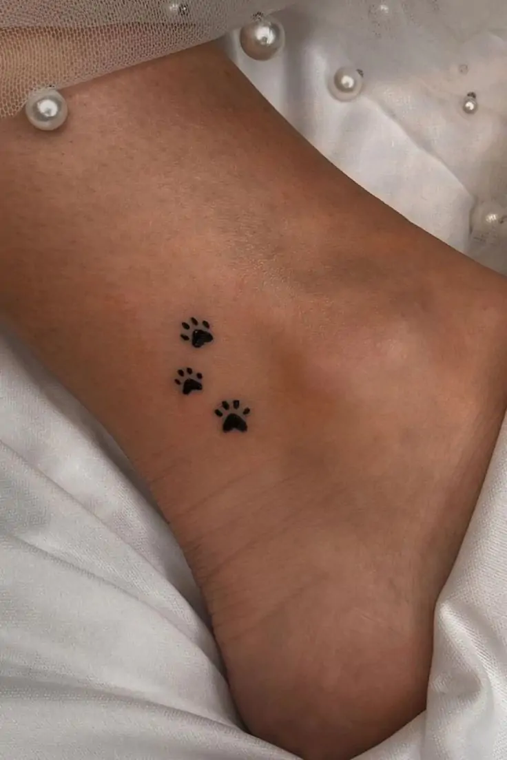 A small animal tattoo, like a bird, cat, or fox, can be a cute and personal way to express your love for animals. These designs are perfect for animal lovers who want something subtle. minimalist animal tattoo, small animal tattoo ideas, simple animal tattoos