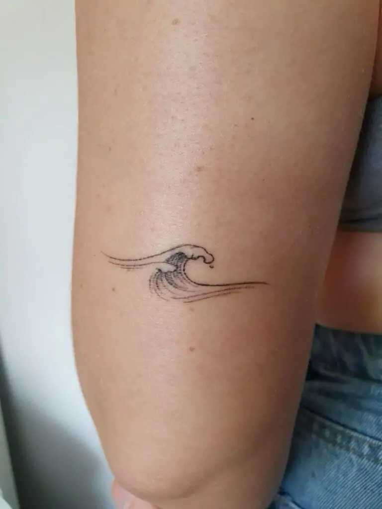 For those who feel at peace by the ocean, a simple wave tattoo is a perfect way to carry that connection with you. It symbolizes fluidity, change, and tranquility.minimalist wave tattoo, small ocean tattoo ideas, simple wave tattoos