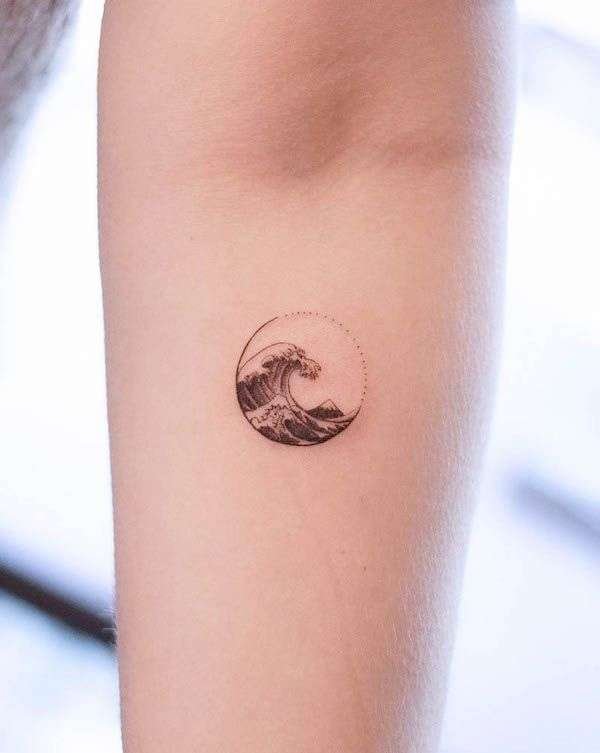 For those who feel at peace by the ocean, a simple wave tattoo is a perfect way to carry that connection with you. It symbolizes fluidity, change, and tranquility.minimalist wave tattoo, small ocean tattoo ideas, simple wave tattoos