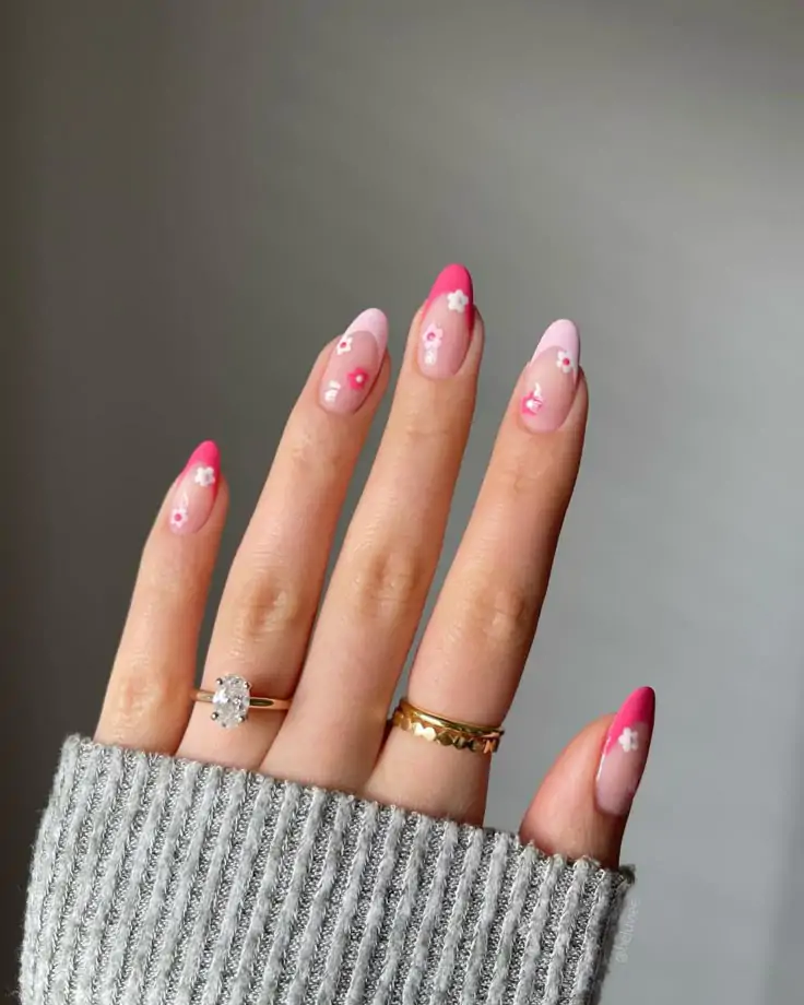 These almond-shaped nails feature a chic pink French tip with delicate white daisies, giving us all the springtime vibes we crave. I’m so excited to share this gorgeous spring nail look with you!