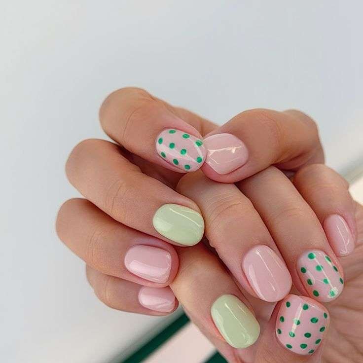 Check out this adorable polka dot design—I’m loving how we’ve mixed sunny yellow, soft pink, and baby blue! It’s a playful yet elegant manicure trend that you’ll want to rock all season long.