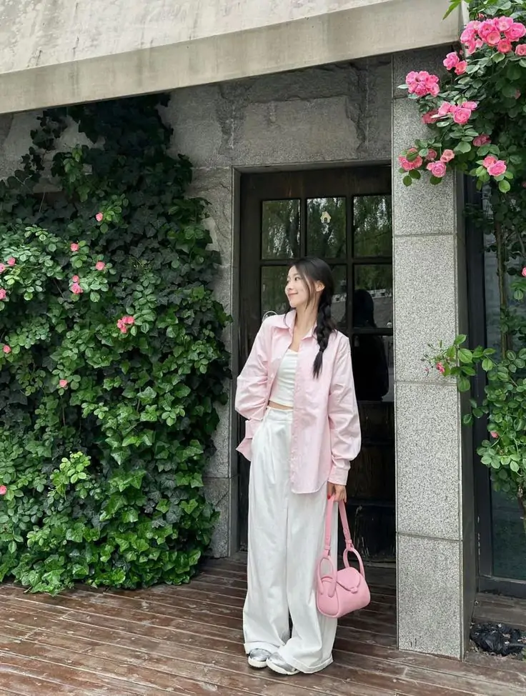 A soft pastel-colored dress in light pink, lavender, or mint paired with a lightweight cardigan and ballet flats. Add gold jewelry for a bit of shine. Why It Works: Pastels are a spring staple, and soft, breathable fabrics make this look perfect for spring events like brunch or a day at the park.