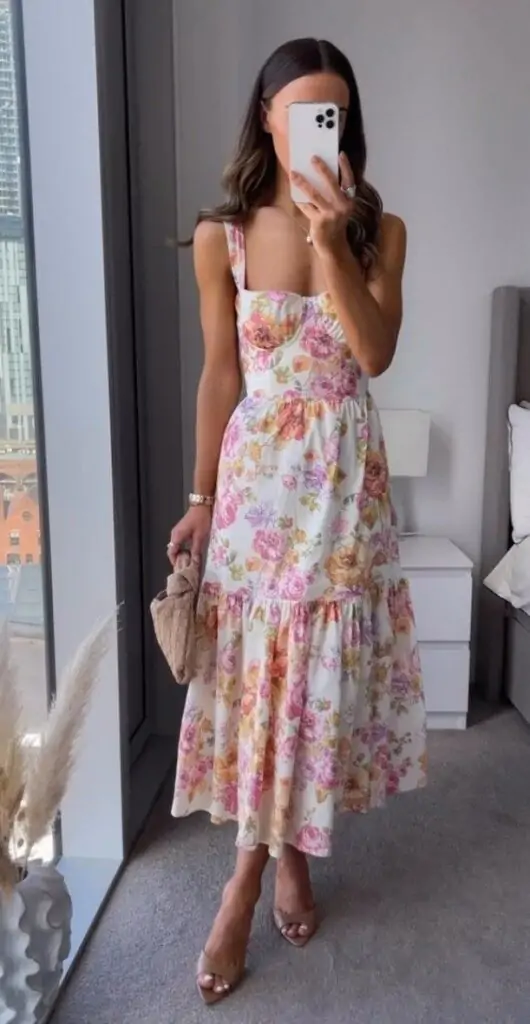 A soft pastel-colored dress in light pink, lavender, or mint paired with a lightweight cardigan and ballet flats. Add gold jewelry for a bit of shine. Why It Works: Pastels are a spring staple, and soft, breathable fabrics make this look perfect for spring events like brunch or a day at the park.