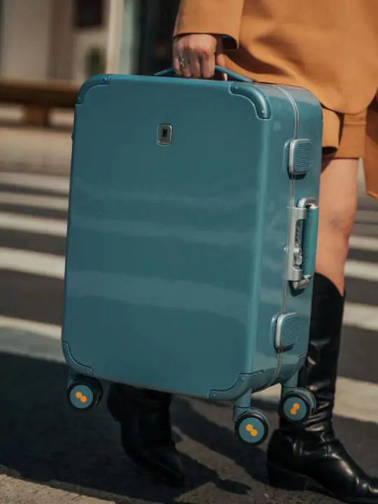 Embrace vintage elegance with this zipperless carry-on, featuring a sleek aluminum frame, hand-stitched leather handle, and reinforced metal corners. Its 37L capacity, dry-wet separation pocket, and ultra-quiet 360° spinner wheels ensure organized and effortless travel. 