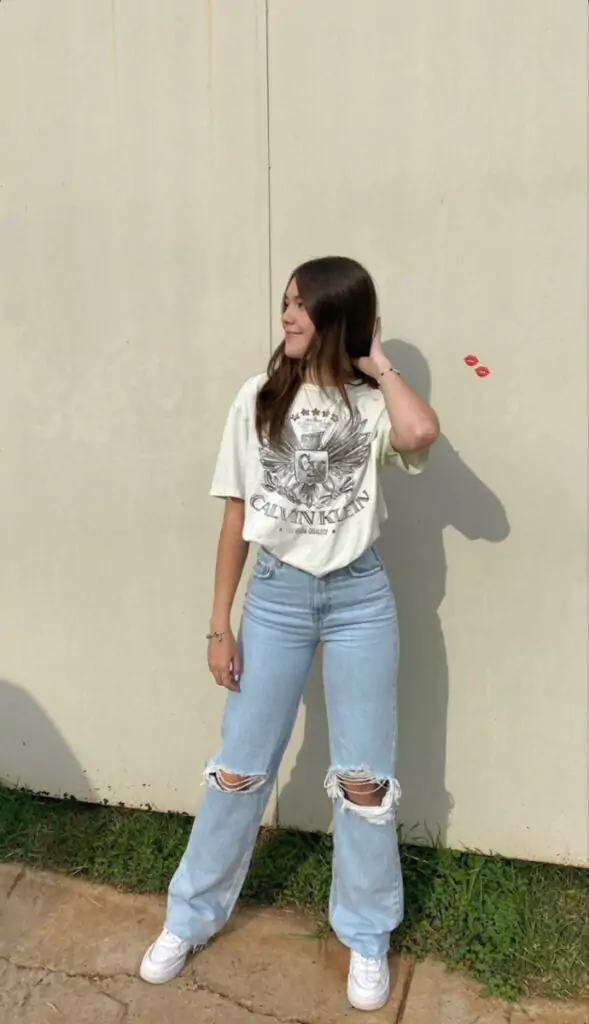 Comfort meets streetwear cool with this laid-back combo. Perfect for running between classes while still looking put together. Add a tote bag and sneakers for a timeless campus vibe.