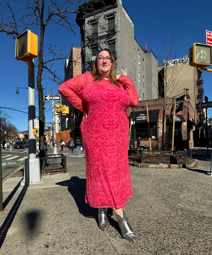 Plus size Valentine’s Day outfit with modern cut dress