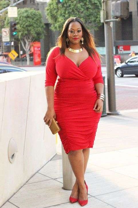 Plus size pink Valentine’s Day outfit for date night