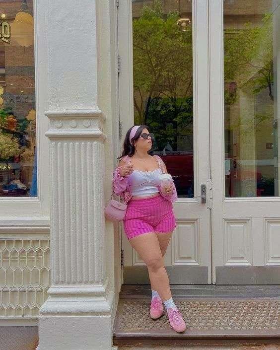 Plus size Valentine’s Day outfit with waist emphasis