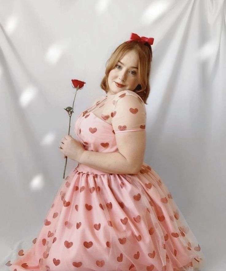 Plus size velvet Valentine’s Day evening outfit