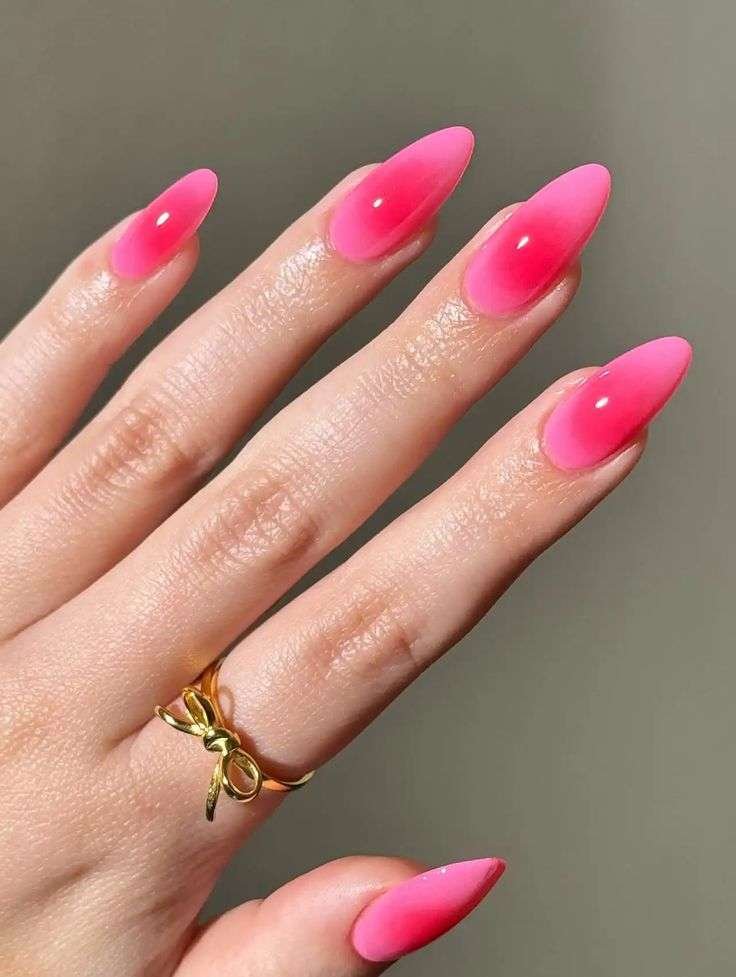 Airbrush gradient center Valentine nail ideas