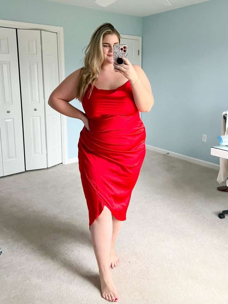 Plus size Valentine’s Day outfit with romantic textures