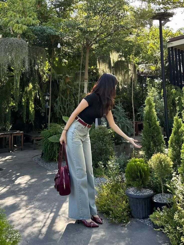 To help you master this refined spring aesthetic, we would classify this look as "Modern Retro-Chic." It’s a sophisticated blend of 90s minimalism—seen in the clean lines of the fitted top—paired with the more dramatic, vintage-inspired silhouette of wide-leg denim. We love how this outfit balances structured tailoring with a relaxed, airy vibe that is perfect for transitional spring weather.