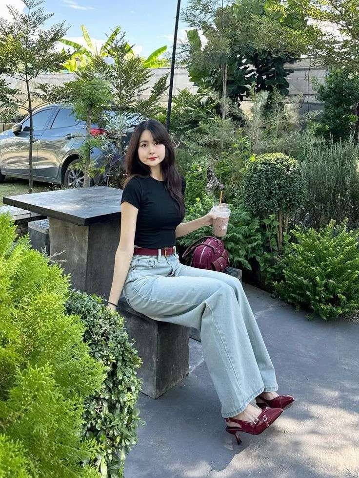 To help you master this refined spring aesthetic, we would classify this look as "Modern Retro-Chic." It’s a sophisticated blend of 90s minimalism—seen in the clean lines of the fitted top—paired with the more dramatic, vintage-inspired silhouette of wide-leg denim. We love how this outfit balances structured tailoring with a relaxed, airy vibe that is perfect for transitional spring weather.