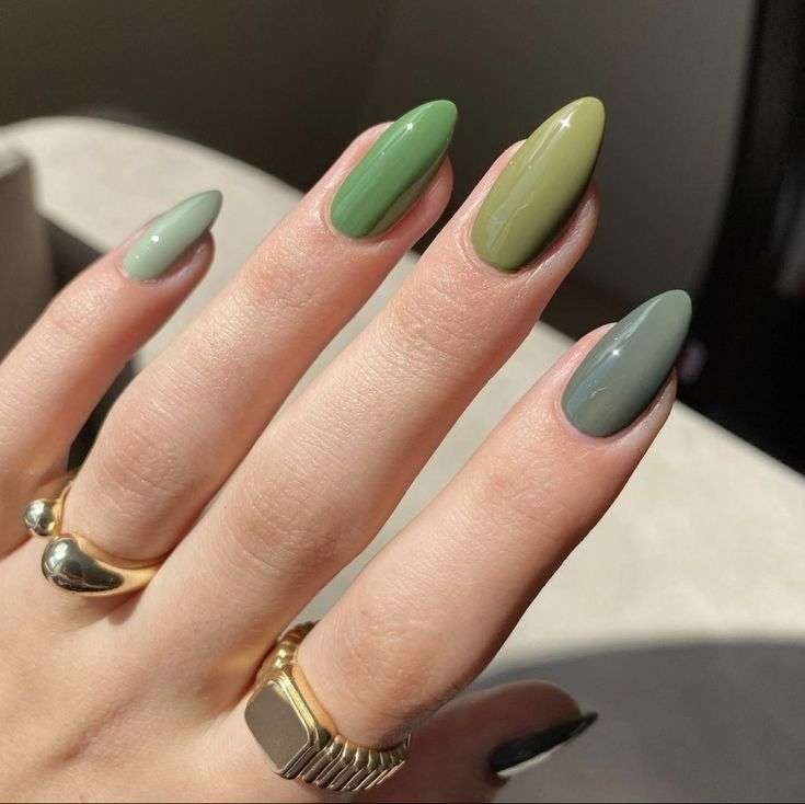 This chic, multi-tonal look is most commonly called Earthy Green Skittle nails or a Mismatched Green Gradient. The "Skittle" name comes from the candy, referring to the trend of painting each nail a different shade within the same color family.
