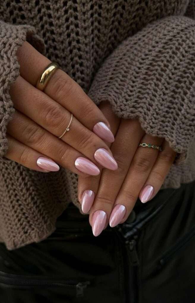 Glazed donut chrome nails are the viral, translucent-pearl manicure trend that prioritizes a "lit-from-within" glow over opaque color. This look features a sheer base—typically a milky white or pale pink—finished with a specific pearl chrome powder that mimics the shiny, sugary glaze of a Krispy Kreme donut.