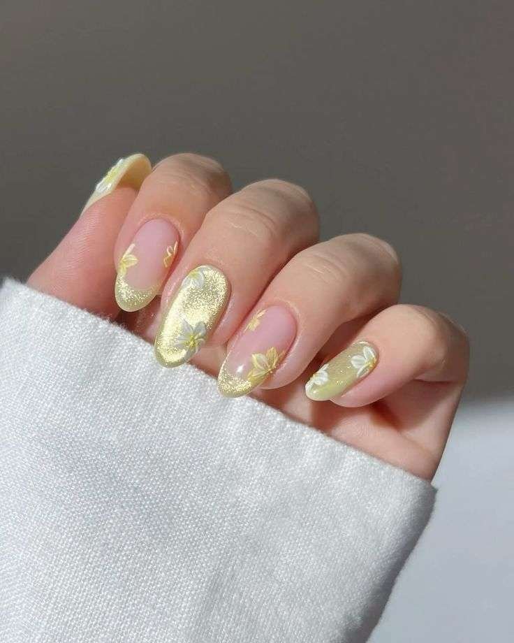 Gold foil chrome nails are a high-glamour 2026 trend that blends the sleek, liquid-metal finish of gold chrome powder with the raw, textured look of metallic foil flakes. This combination creates a multi-dimensional aesthetic, ranging from polished "mirror" surfaces to rustic, shattered gold leaf effects.