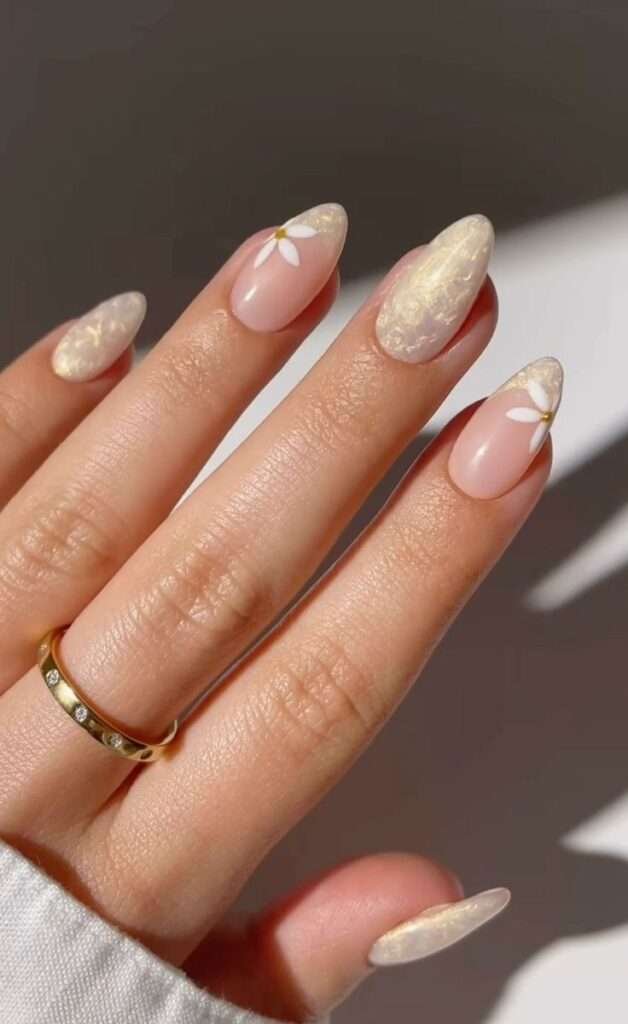Gold foil chrome nails are a high-glamour 2026 trend that blends the sleek, liquid-metal finish of gold chrome powder with the raw, textured look of metallic foil flakes. This combination creates a multi-dimensional aesthetic, ranging from polished "mirror" surfaces to rustic, shattered gold leaf effects.