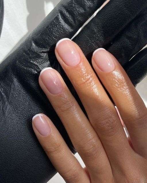 Micro French tips—also known as "skinny French" or "baby French"—are a refined, minimalist update to the traditional 90s manicure. This trend features an ultra-thin line at the very edge of the nail, often no thicker than a piece of thread, making it the go-to look for the "quiet luxury" and "clean girl" aesthetics of 2026.