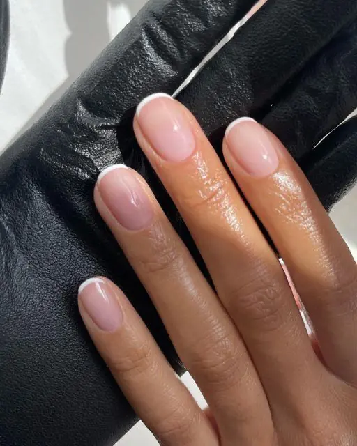 Micro French tips—also known as "skinny French" or "baby French"—are a refined, minimalist update to the traditional 90s manicure. This trend features an ultra-thin line at the very edge of the nail, often no thicker than a piece of thread, making it the go-to look for the "quiet luxury" and "clean girl" aesthetics of 2026.