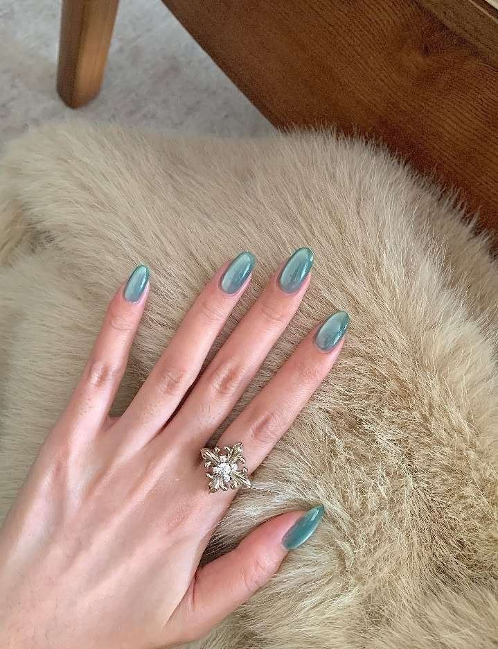 Sea glass nails are a soft, translucent manicure trend that mimics the frosted, matte texture of glass shards found along the shoreline. Often described as the "matte older sister" of jelly nails, this aesthetic swaps high-shine finishes for a sea-weathered, opaque look. 