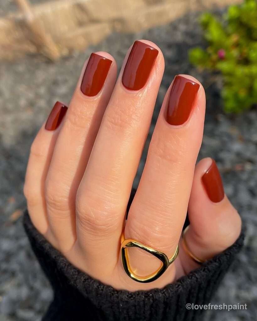 Terracotta clay nails are a sophisticated, earthy trend for 2026 that draws inspiration from natural materials and "baked earth" ceramics. This shade—a saturated blend of orange, red, and brown—is celebrated for its ability to ground an outfit with a sense of "quiet luxury" and organic warmth. 