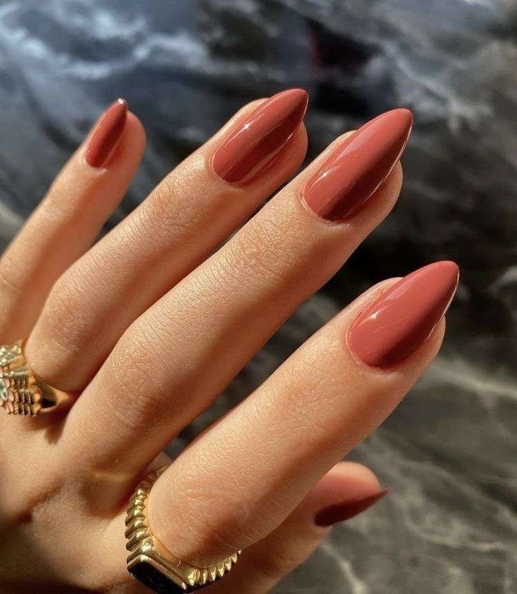 Terracotta clay nails are a sophisticated, earthy trend for 2026 that draws inspiration from natural materials and "baked earth" ceramics. This shade—a saturated blend of orange, red, and brown—is celebrated for its ability to ground an outfit with a sense of "quiet luxury" and organic warmth. 