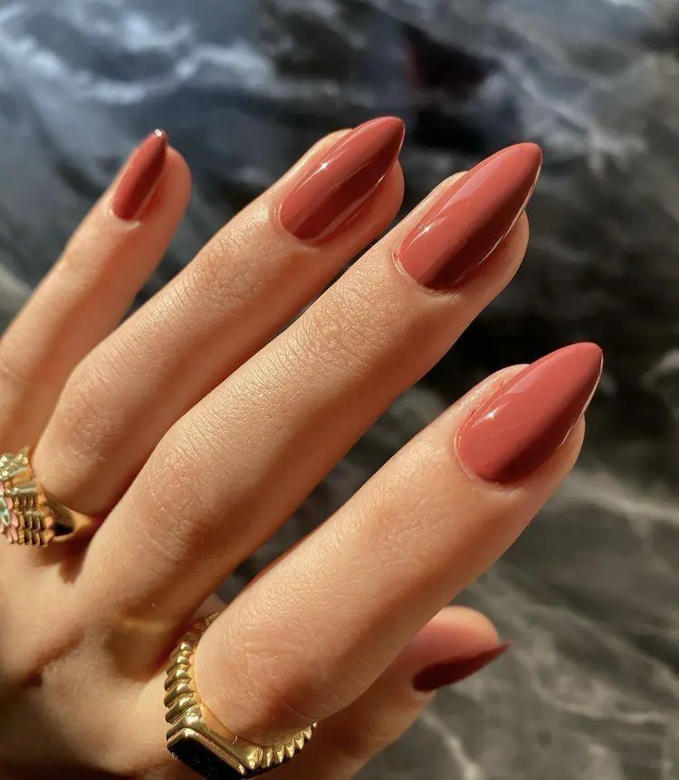 Terracotta clay nails are a sophisticated, earthy trend for 2026 that draws inspiration from natural materials and "baked earth" ceramics. This shade—a saturated blend of orange, red, and brown—is celebrated for its ability to ground an outfit with a sense of "quiet luxury" and organic warmth.