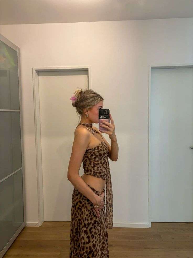 cheetah prints summer outfit. Permission granted: you can wear stripes with florals, polka dots with animal print, and plaids with abstract geometrics. Summer 2026 is officially the season of print clashing — and designers like Khaite, Miu Miu, and Chanel have been leading this charge with genius combinations that shouldn't work on paper but look incredible in real life.