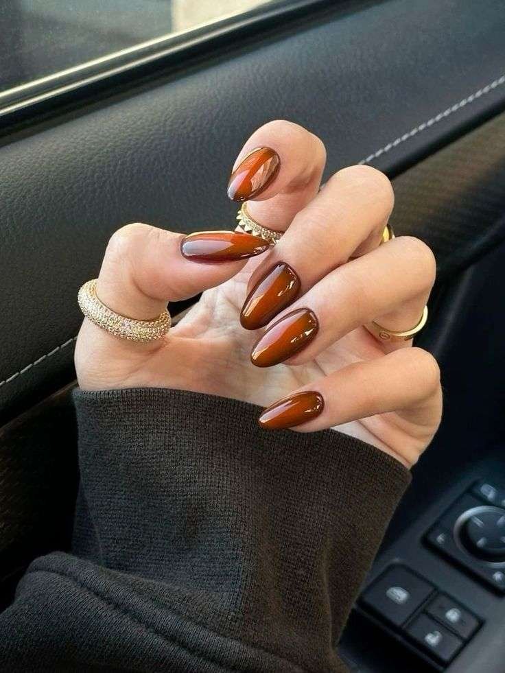 Stepping away from traditional summer brights, this set commands attention with a rich, molten amber center that seamlessly bleeds into deep espresso edges. The impeccably contoured oval shape maximizes the optical depth of the gradient, resulting in a mesmerizing, gemstone-like illusion. Its ultra-glossy, glass-like topcoat provides a high-octane finish, offering a sultry and undeniably expensive option for warm summer evenings.