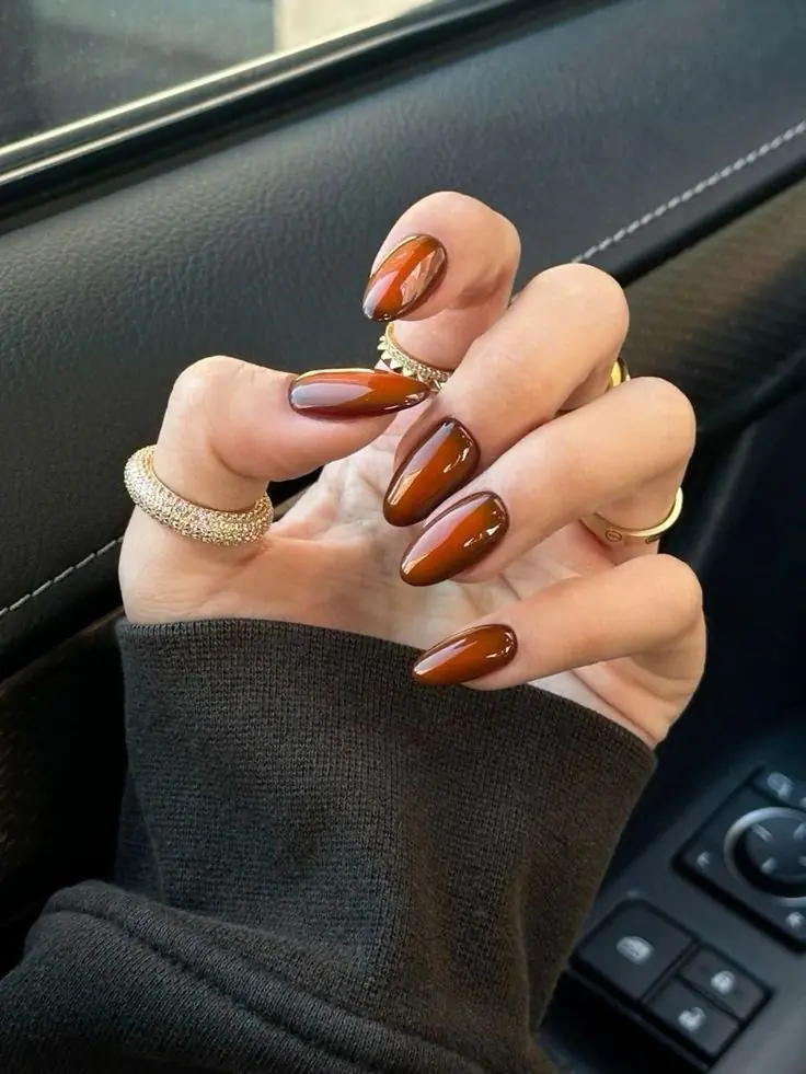 Stepping away from traditional summer brights, this set commands attention with a rich, molten amber center that seamlessly bleeds into deep espresso edges. The impeccably contoured oval shape maximizes the optical depth of the gradient, resulting in a mesmerizing, gemstone-like illusion. Its ultra-glossy, glass-like topcoat provides a high-octane finish, offering a sultry and undeniably expensive option for warm summer evenings.
