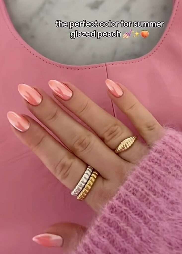 The high-shine metallic finish perfectly merges fresh, fruity summer tones with a luxurious, liquid-metal sheen that glows intensely under the July sun. This radiant look pairs an elegant almond silhouette with a sweet, juicy apricot base coated in an ultra-reflective chrome glaze.