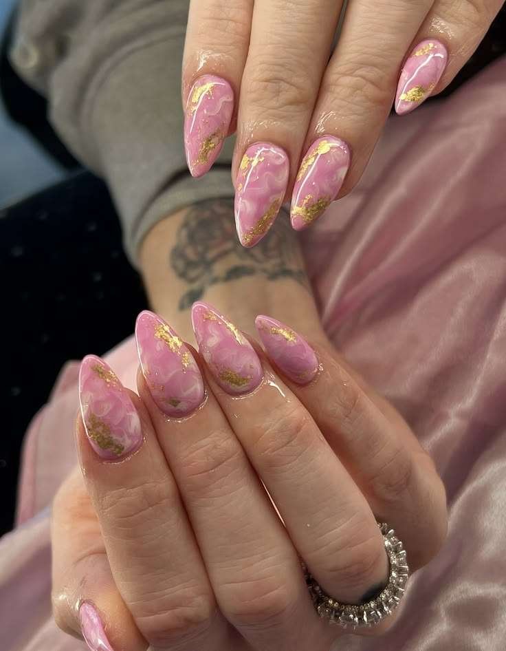 Capture pure opulence with this breathtaking design that mimics natural pink marble swirling with delicate white veins. The sharp almond shape elongates the fingers, while strategically placed flecks of genuine-looking gold leaf add an elite, high-fashion dimension. It is a stunningly regal choice for mid-summer, offering a luxurious texture that feels deeply customized and impossibly expensive.