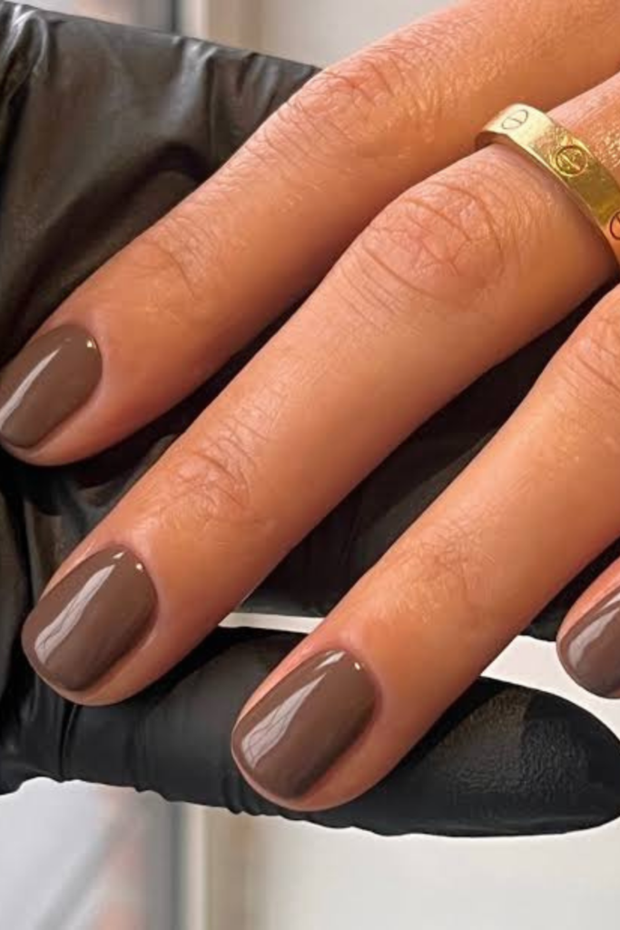 The shade works particularly well on short square nails and medium almond shapes. I personally love the idea of a deep cocoa-brown polish finished with an ultra-glossy topcoat. That reflective shine gives the color more dimension without needing any elaborate nail art.