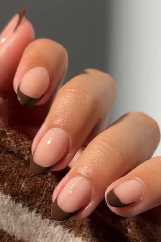 The shade works particularly well on short square nails and medium almond shapes. I personally love the idea of a deep cocoa-brown polish finished with an ultra-glossy topcoat. That reflective shine gives the color more dimension without needing any elaborate nail art.