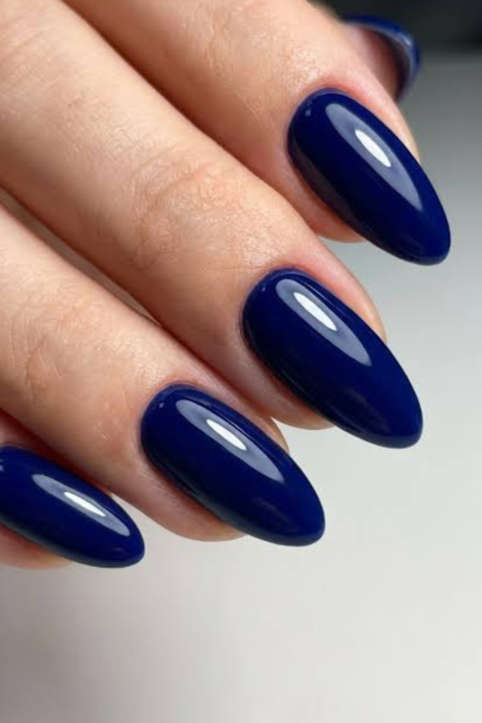If you've been wearing burgundy and brown for most of autumn, midnight blue offers a refreshing change without losing that moody seasonal atmosphere. This deep navy shade has a richness that can look almost black indoors, but its blue undertones become noticeable when your nails catch the light. I particularly like midnight blue because it feels sophisticated without relying on the warm colors we usually associate with November.