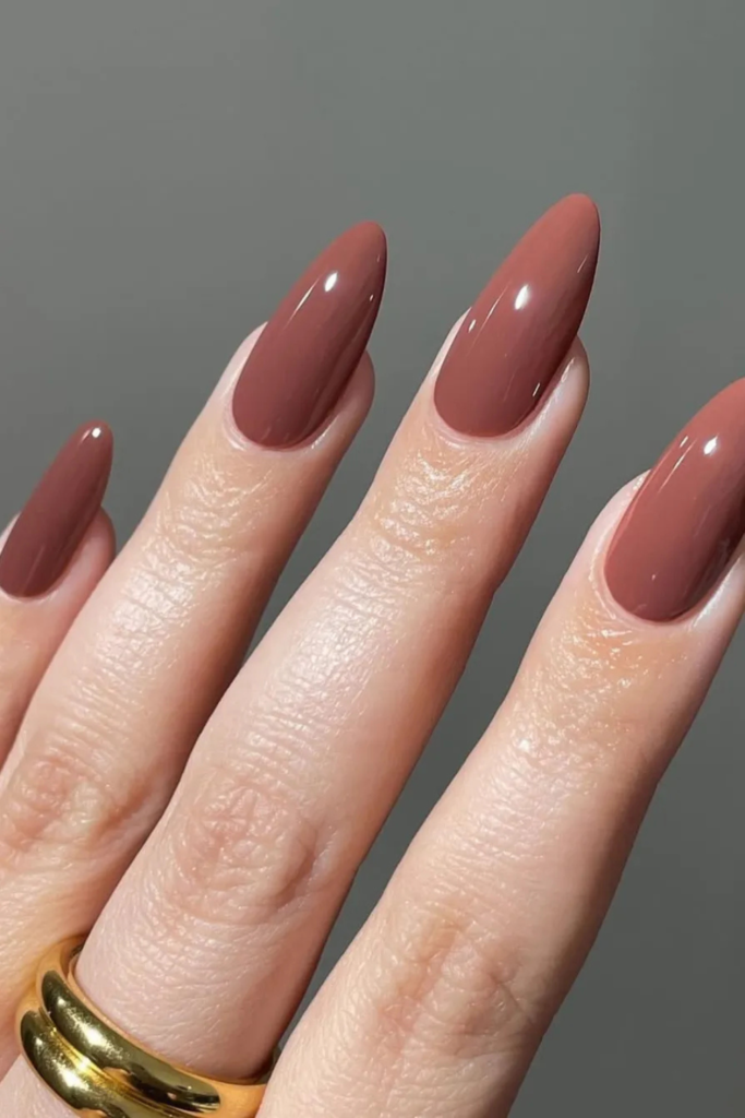 Mocha mousse nails bring a softer, creamier side to the November color palette. If chocolate brown feels too dark and caramel seems a little too golden, mocha mousse offers a beautiful middle ground. Think warm coffee mixed with milk, with subtle beige and taupe undertones. The result is a muted brown manicure that looks refined without drawing too much attention. The color name also has a connection to the wider fashion and design world.