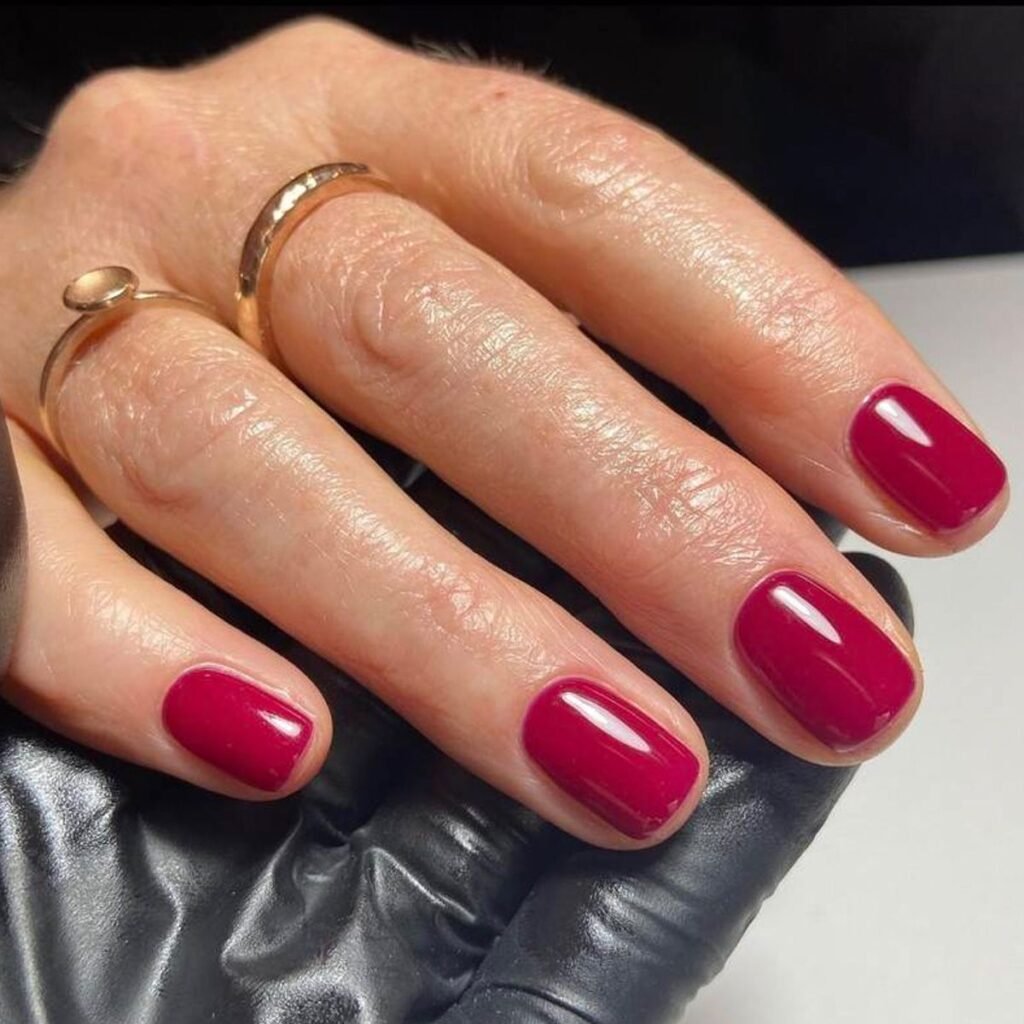Cranberry red offers a brighter alternative to burgundy without losing that cozy winter feeling. It sits between a classic red and a deep berry, creating a manicure that feels cheerful, elegant, and seasonal.
