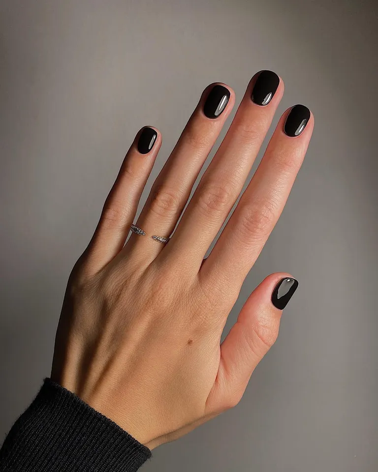 Sometimes the most confident choice is the simplest. Glossy black is a Halloween classic that also works in November, January, or whenever you want a sleek, quietly dramatic manicure. On short nails, it looks neat and modern rather than overpowering.