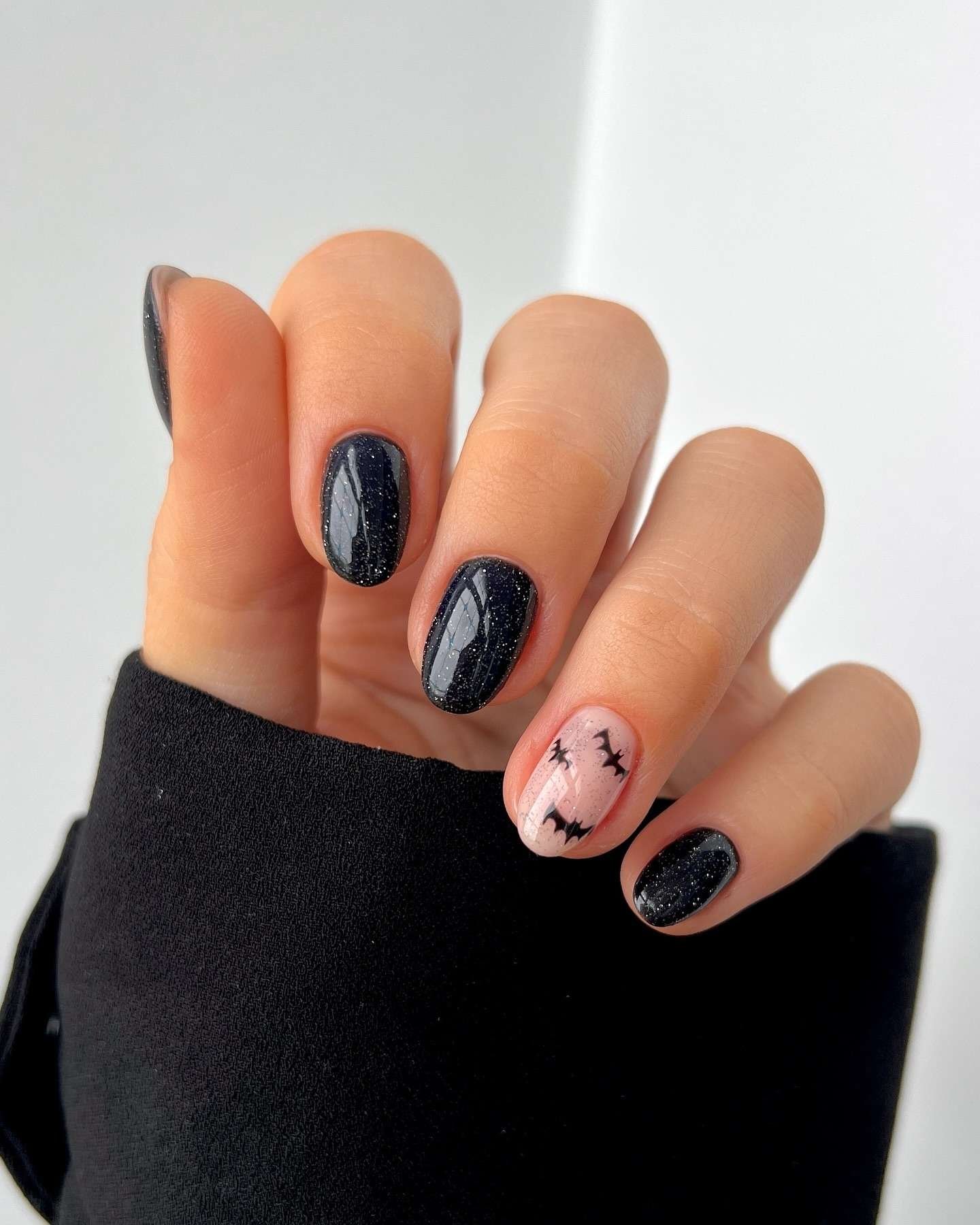 Black chrome has a mysterious, almost liquid shine that makes a short manicure feel special. Add one delicate silver web and the monochrome design catches the light in a subtle, chic way. It is ideal when you want edge without illustrations on every nail.