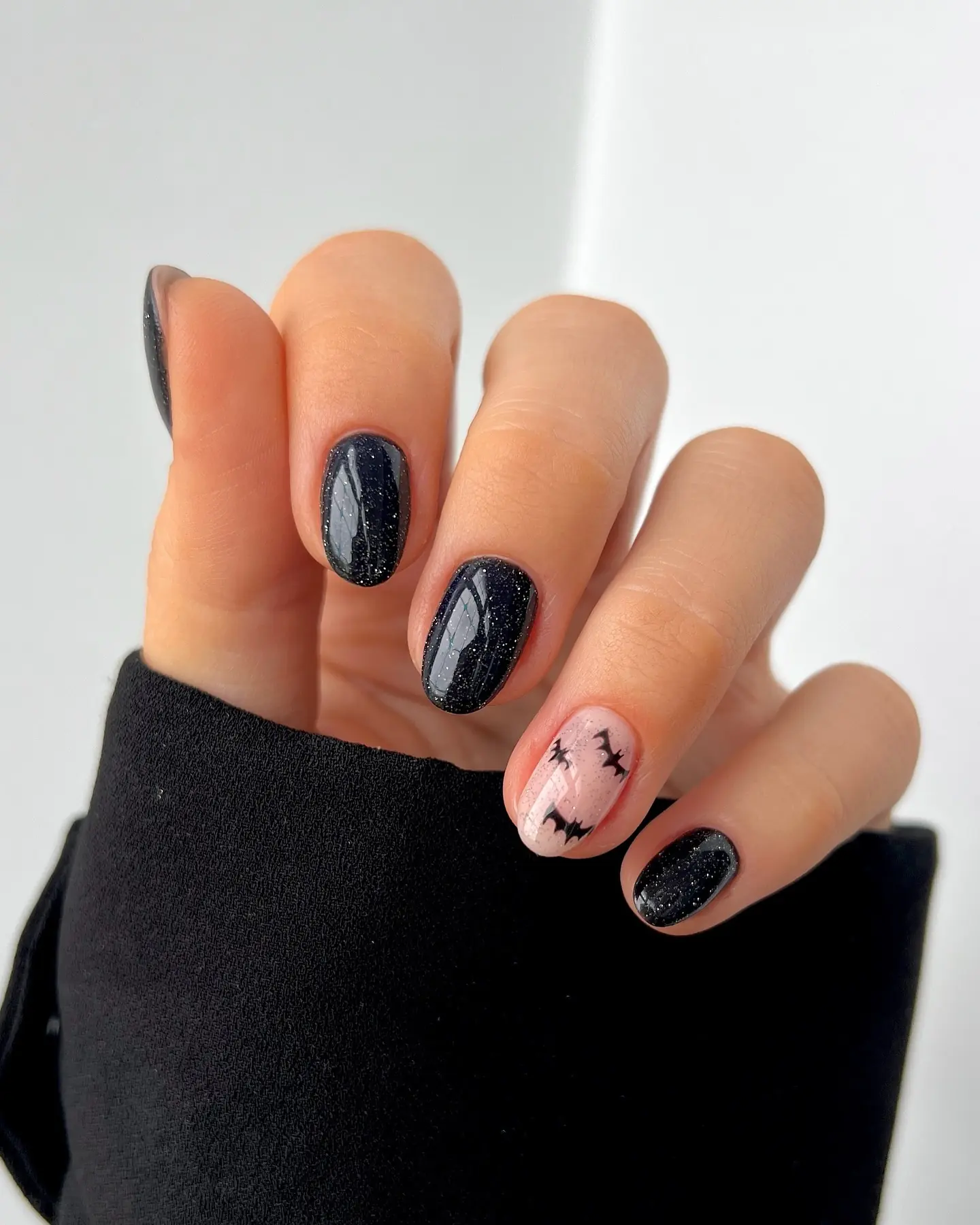 Black chrome has a mysterious, almost liquid shine that makes a short manicure feel special. Add one delicate silver web and the monochrome design catches the light in a subtle, chic way. It is ideal when you want edge without illustrations on every nail.